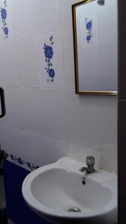 Valentine Hostel & Guest House Puduccseri Kültér fotó